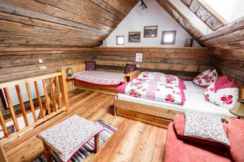 Ліжко або ліжка в номері French Cottage - Franzosenstüberl Chalet