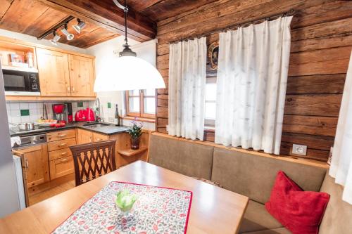 A kitchen or kitchenette at French Cottage - Franzosenstüberl Chalet