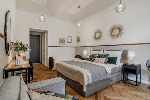 プラハにあるPrague Trendy Central Apartment by Michal&Friendsのベッドルーム(大型ベッド1台、ソファ付)