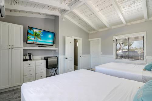 Fiesta Key RV Resort Standard Room 8 في لايتون: غرفة نوم بسريرين وتلفزيون بشاشة مسطحة