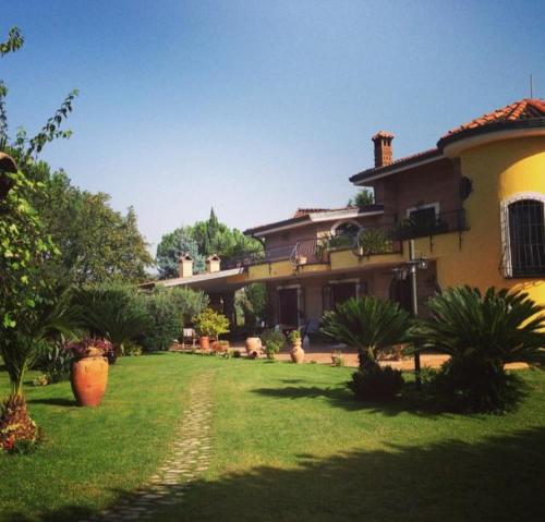a large house with a lawn in front of it at Villa Luisa in Montoro Inferiore
