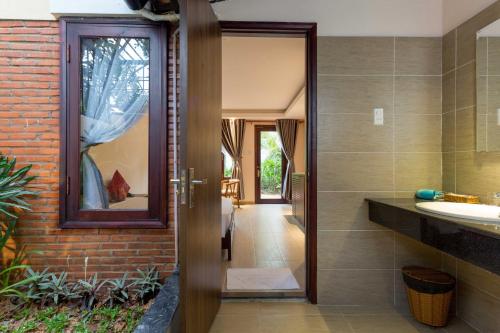 Ένα μπάνιο στο La Paloma Resort