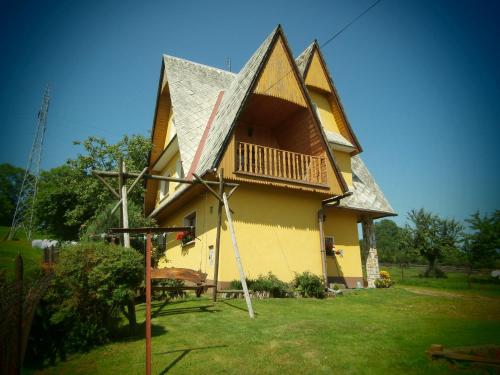 a house with a gambrel roof with a balcony at U Haliny - Blisko Term & Gorącego Potoku in Szaflary