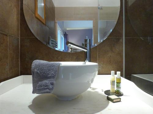 La salle de bains est pourvue d'un lavabo et d'un miroir. dans l'établissement Villa Manon, à Auriol