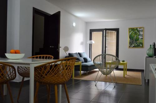 a living room with a table and chairs and a couch at Apartamento Sauco in Los Llanos de Aridane
