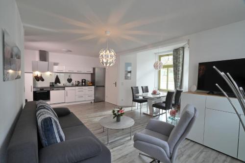 ein Wohnzimmer mit einem Sofa und einem Tisch in der Unterkunft Villa Köhler Ferienwohnung in Altenburg