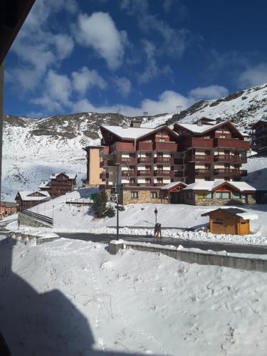 ヴァル・トランスにあるLes Nevesの雪の中のホテル