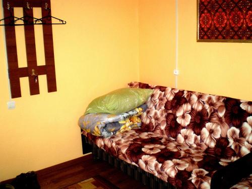 um sofá sentado num canto de um quarto em НЕБОЛЬШАЯ СТУДИЯ проспект Центральный 124А WI-FI 2 дивана 3 этаж 9 этажного дома em Nikolayev