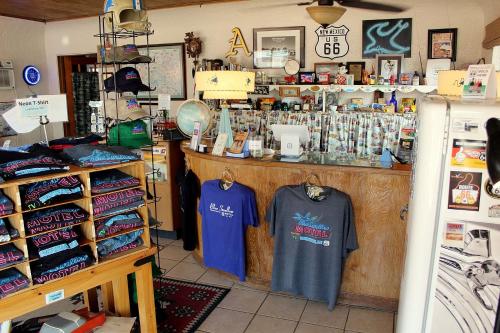 una tienda con un mostrador con camisetas. en Blue Swallow Motel en Tucumcari