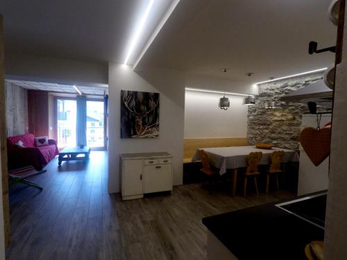 kuchnia i salon ze stołem i jadalnią w obiekcie Appartamento SALIC w mieście Bormio