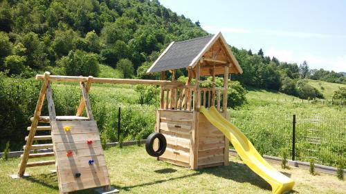 Plac zabaw dla dzieci w obiekcie Domki Pienińskie