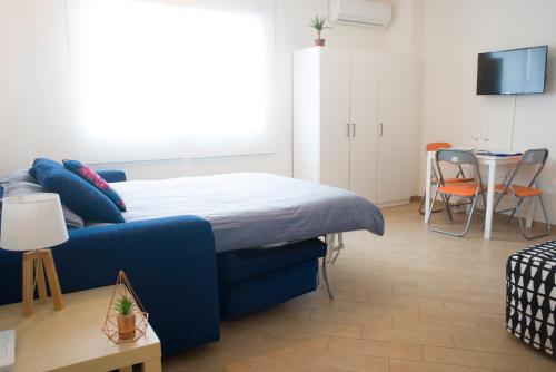 トレビエハにある32 Calle Maldonadoのベッドルーム(青いベッド1台、テーブル付)