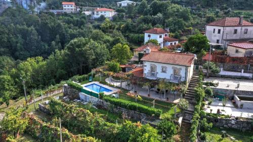 an aerial view of a house with a swimming pool at Casa Velha in Paradamonte