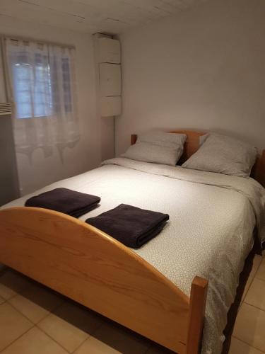 a bedroom with a bed with two towels on it at La maison D'Orée in Polignac