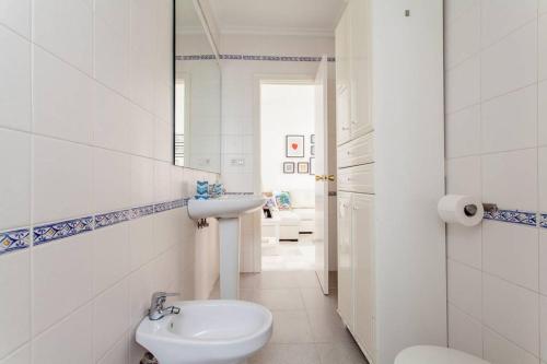 Hostly Rivero 2B Center-Fibre-communal terrace-Parking Optional-CLess
