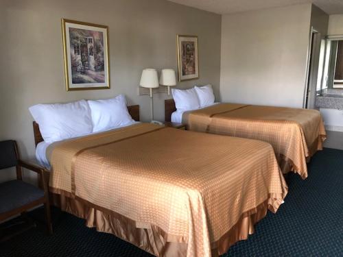 Una cama o camas en una habitación de Treetop Inn
