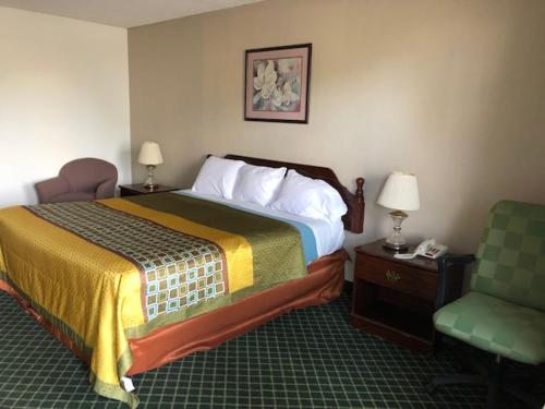En eller flere senge i et værelse på Treetop Inn