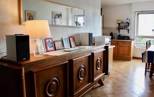 une table avec une lampe dans une pièce dans l'établissement Bel appartement spatieux, à Carnon-Plage
