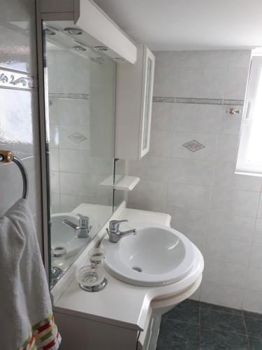 Sea view,big and comfortable appartment in Voula