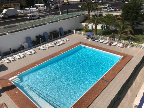 5 min walk from Yumbo 309-322