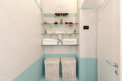 A bathroom at Santa Croce Garden Apartment