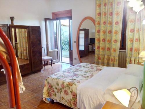 una camera con letto e specchio di Agriturismo Da Paola a Marsiliana