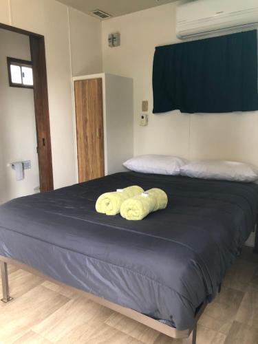 Кровать или кровати в номере Parkes Country Cabins