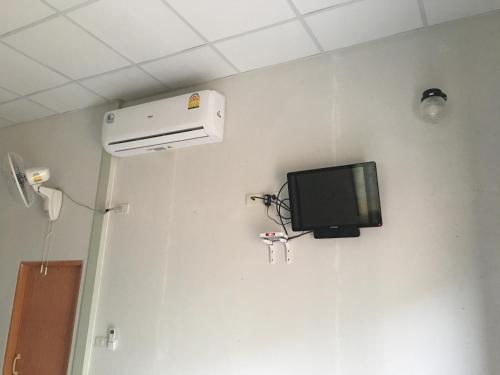 TV a/nebo společenská místnost v ubytování Khao Sok Evergreen House