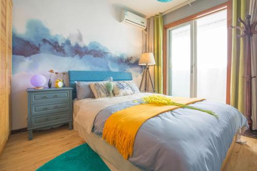 a bedroom with a bed and a painting on the wall at Jinan Shizhong·Quancheng Square· Locals Apartment 00127290 in Jinan