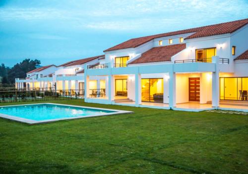a large house with a swimming pool in the yard at Pinares de Higuerillas in Maitencillo
