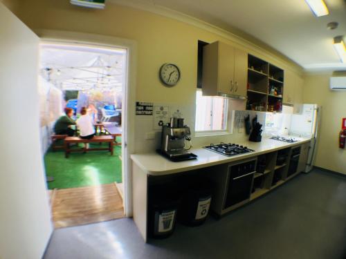 Il comprend une cuisine équipée d'une cuisinière et d'un comptoir. dans l'établissement Landing Pads Brunswick, à Melbourne