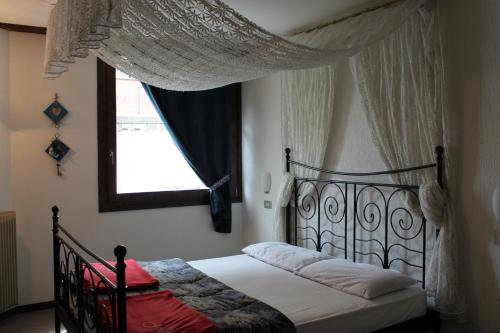 ボルミオにあるJolly Residenceのベッドルーム(ベッド1台、窓付)