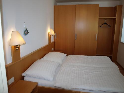 Un ou plusieurs lits dans un hébergement de l'établissement Charmantes Apartment mit Balkon zum Garten nahe Wien