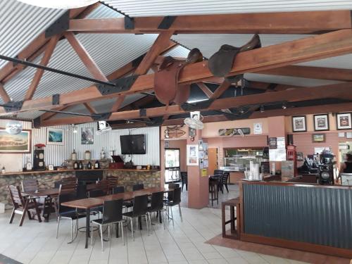 un restaurante con mesas y sillas y un bar en Speewah Country Tavern, en Speewah
