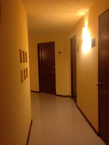 an empty hallway with a door and a light at Hotel CR Tehuacan in Tehuacán