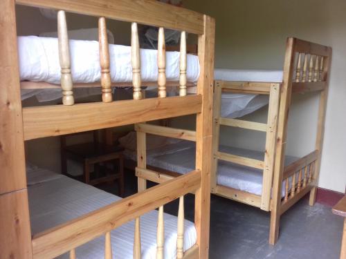 Una cama o camas cuchetas en una habitación  de Kabale Back Packers