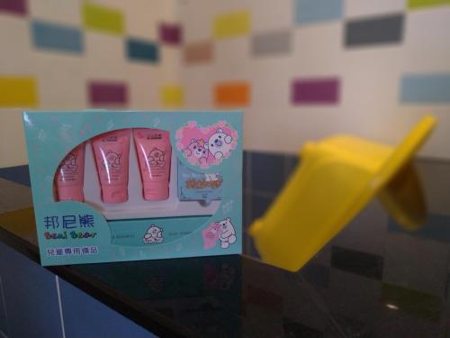 a toy box with a pair of pink nails at Shi Guang Sea View in Magong