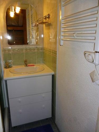 une salle de bain avec un lavabo et un miroir dans l'établissement MONT BLANC SOLEIL E-2, à Manigod