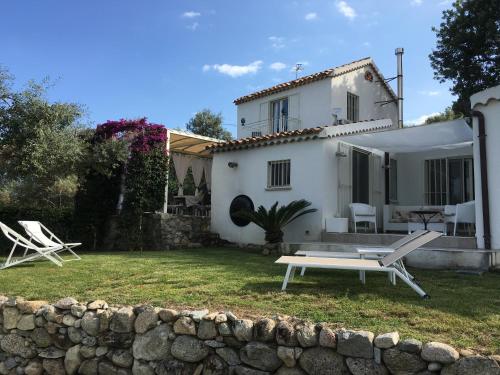 Κήπος έξω από το villa sui calanchi