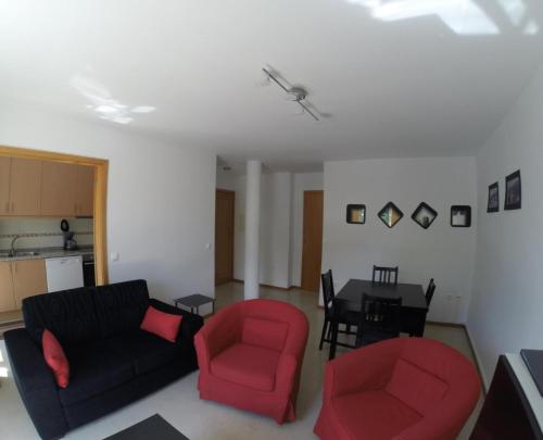 sala de estar con sofá, 2 sillas y mesa en BOURO (Santa Maria) Appartement, en Bouro