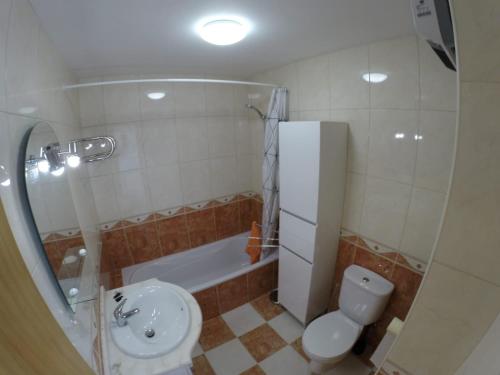 ボウロにあるBOURO (Santa Maria) Appartementのバスルーム(洗面台、トイレ、バスタブ付)