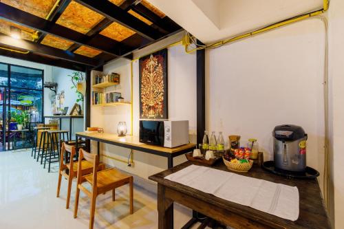 eine Küche und ein Esszimmer mit einem Tisch und Stühlen in der Unterkunft Double Lucky House in Chiang Mai