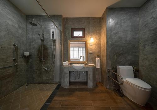 a bathroom with a sink and a shower and a toilet at Kasayapi Hotel in Bangkok