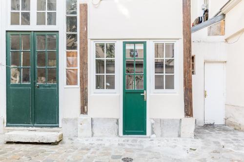 a green door on the side of a building at Le Loft du Marais in Paris