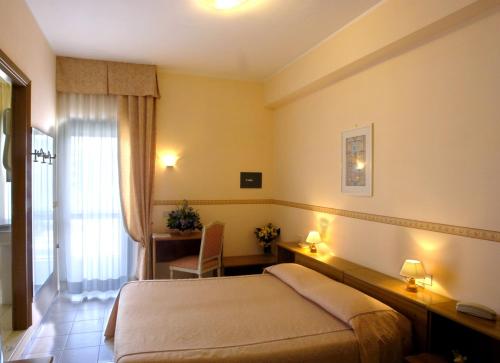 Een bed of bedden in een kamer bij Hotel Serena