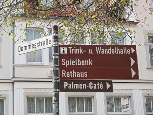 un poste con letreros de la calle frente a un edificio en Hexen-Suite, en Bad Harzburg