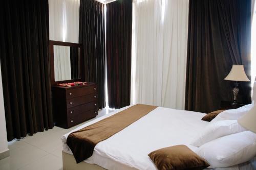 Un ou plusieurs lits dans un hébergement de l'établissement Madina Suites