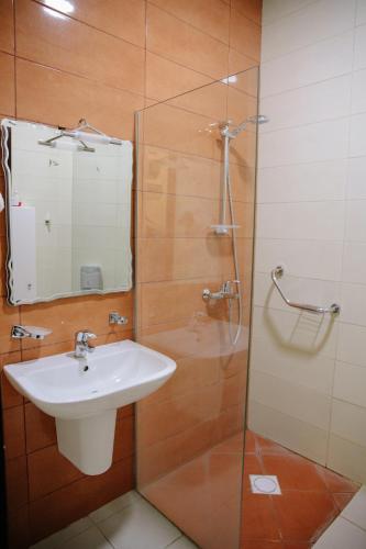 Salle de bains dans l'établissement Madina Suites
