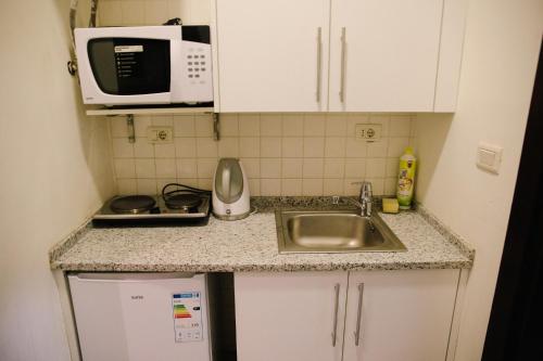 Cuisine ou kitchenette dans l'établissement Madina Suites