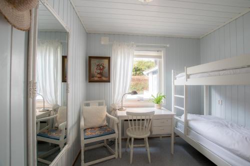 a bedroom with a desk and a bunk bed at Tønsberg Vandrerhjem in Tønsberg